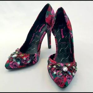 Betsey Johnson Tahini Rose floral heels. Size 10
